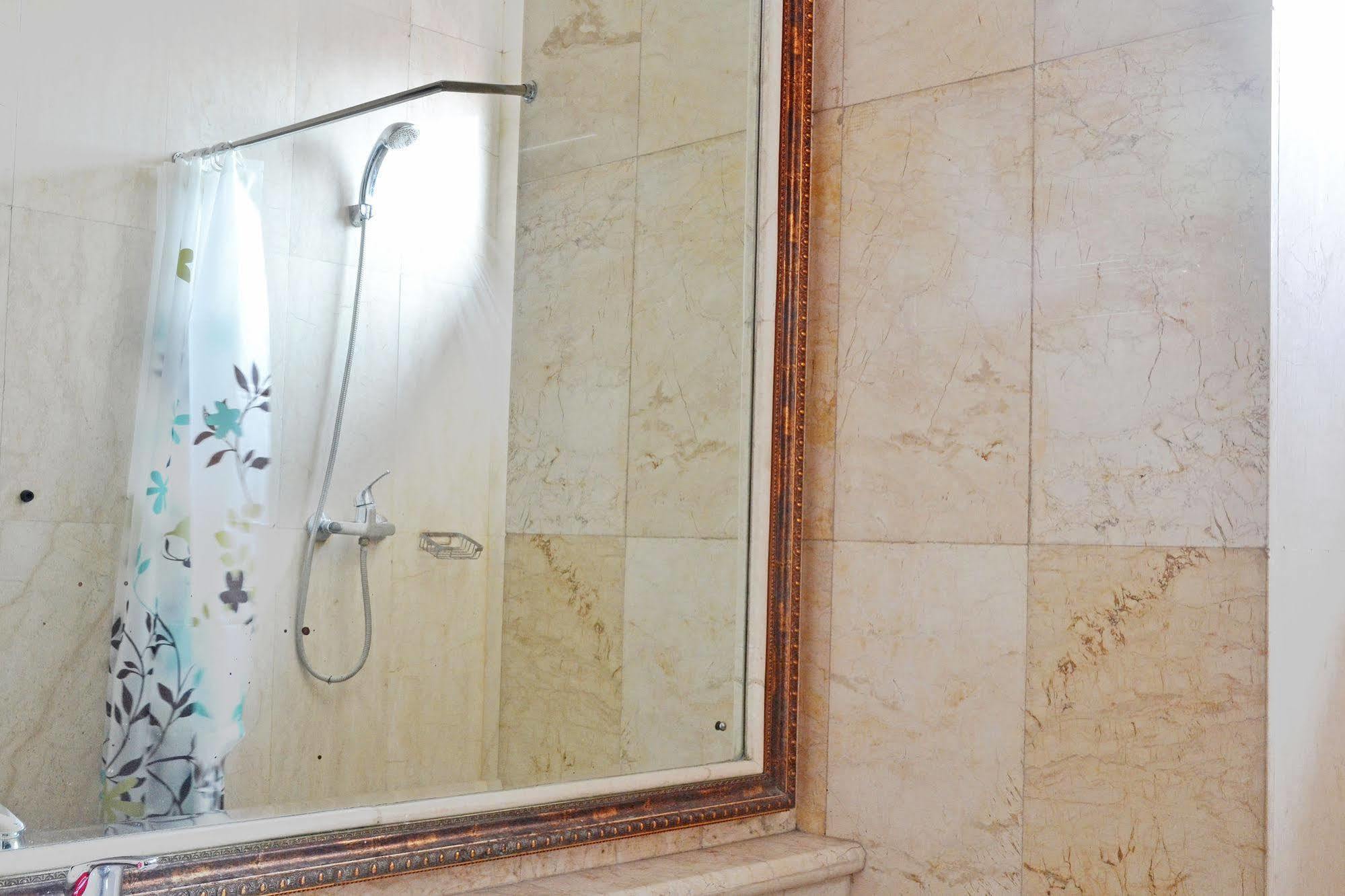 Zen Rooms Sultan Iskandar Muda สุราบายา ภายนอก รูปภาพ