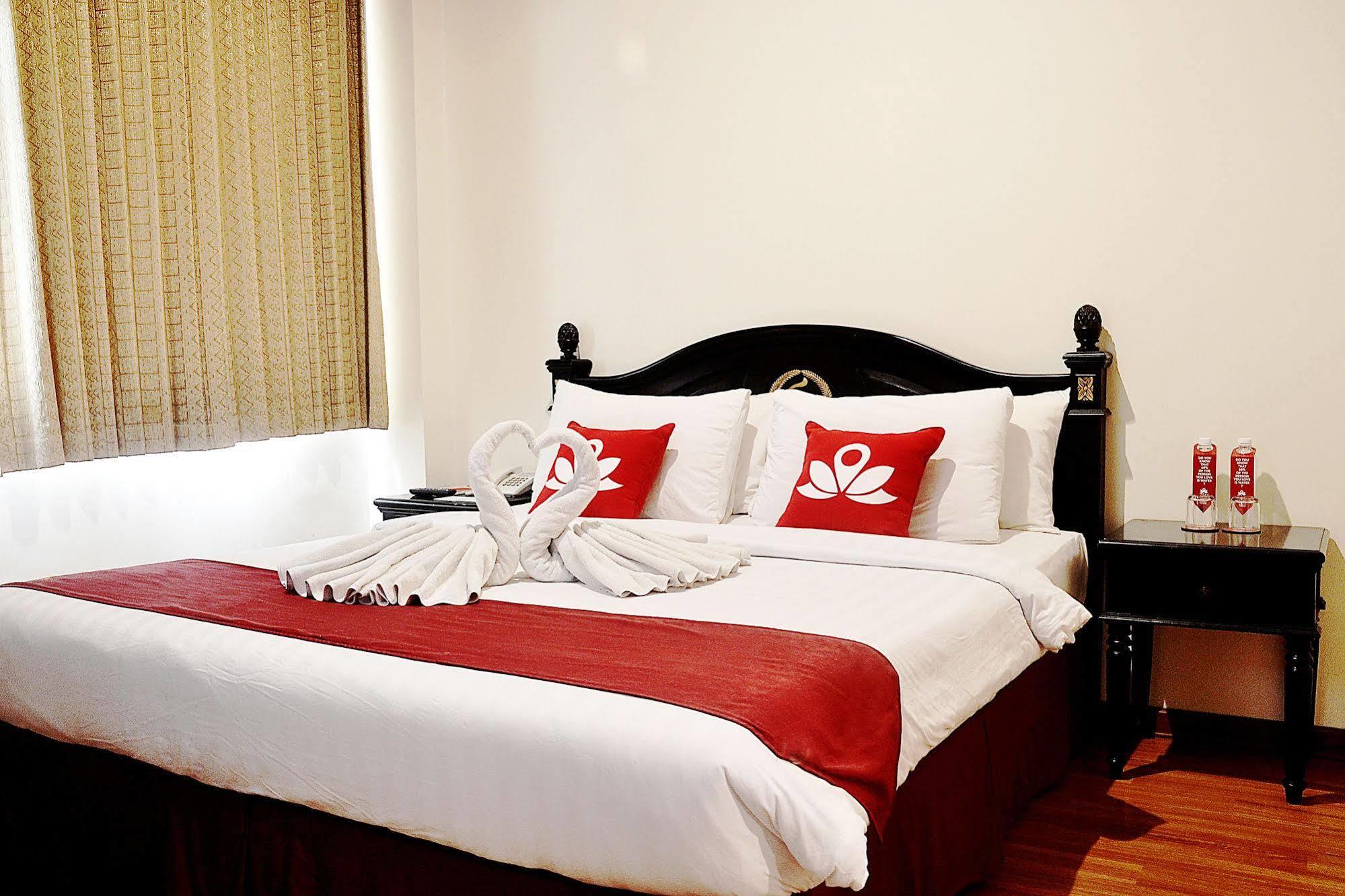 Zen Rooms Sultan Iskandar Muda สุราบายา ภายนอก รูปภาพ