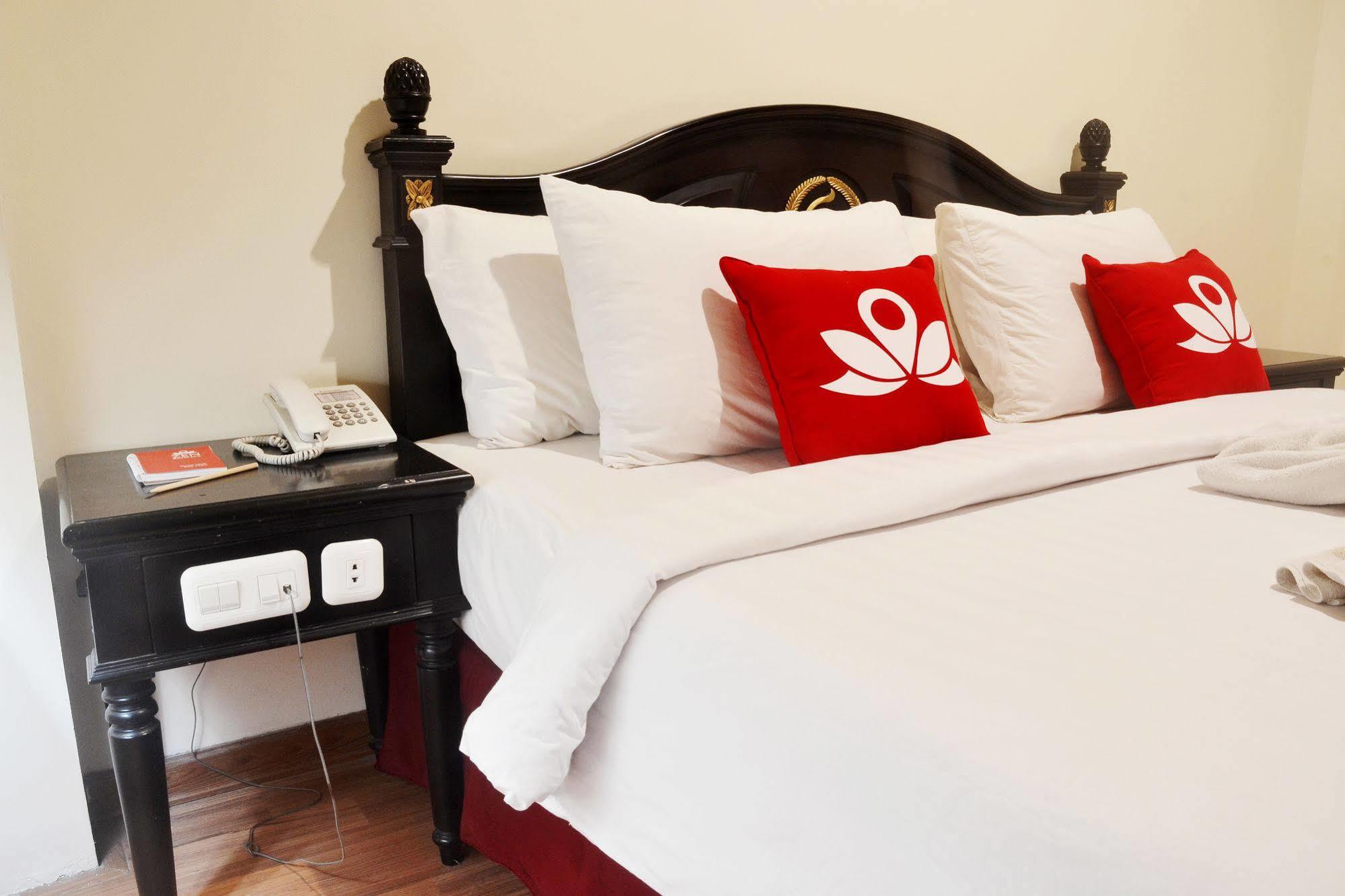 Zen Rooms Sultan Iskandar Muda สุราบายา ภายนอก รูปภาพ