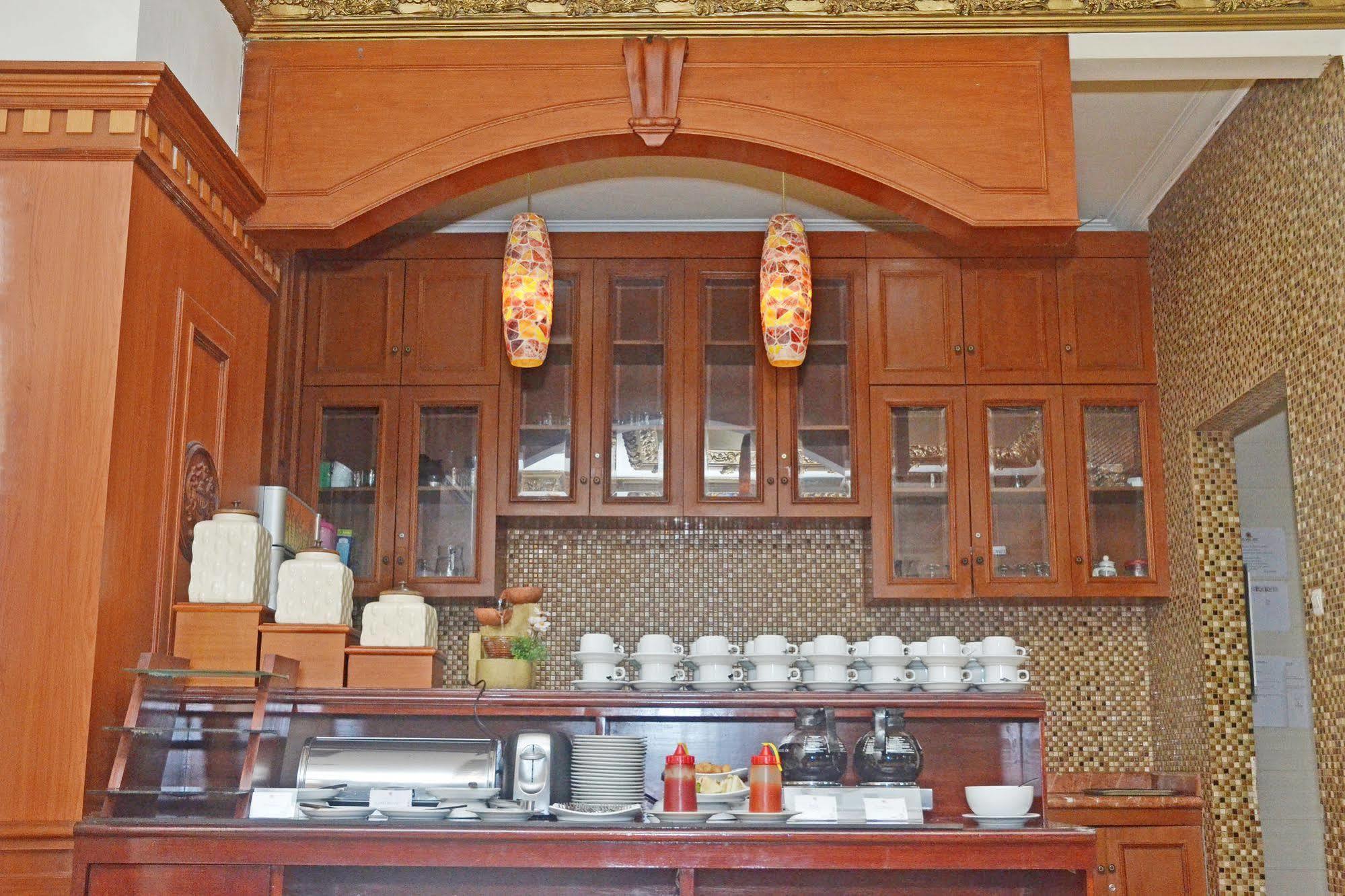 Zen Rooms Sultan Iskandar Muda สุราบายา ภายนอก รูปภาพ